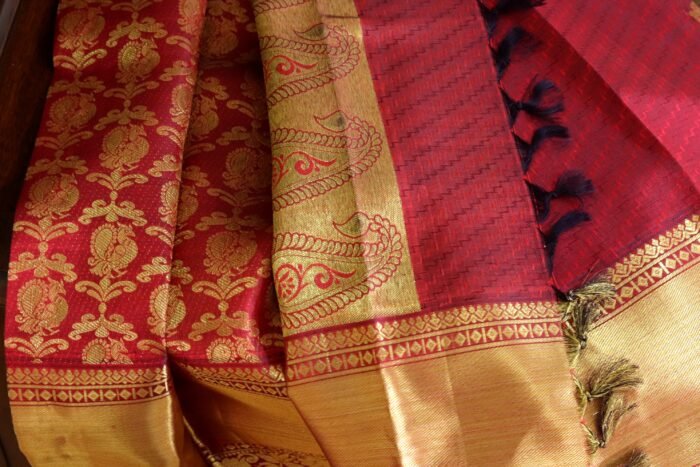 Manappen (மணப்பெண்): Pure handloom Kanchipuram (Kanjivaram) red silk saree - Image 4